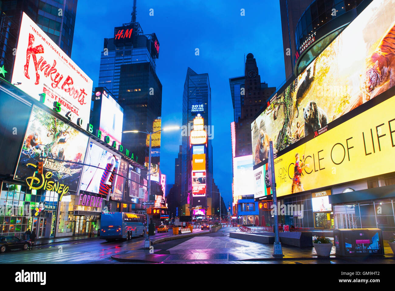 La Ciudad de Nueva York, Times Square, las luces de neón y anuncios de  Times Square Fotografía de stock - Alamy