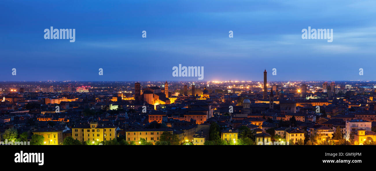 Italia, Emilia Romaña, Bolonia, Ciudad al anochecer Foto de stock