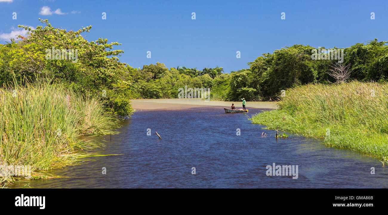 República Dominicana - Pescadores en lancha sobre el río Yasica Foto de stock