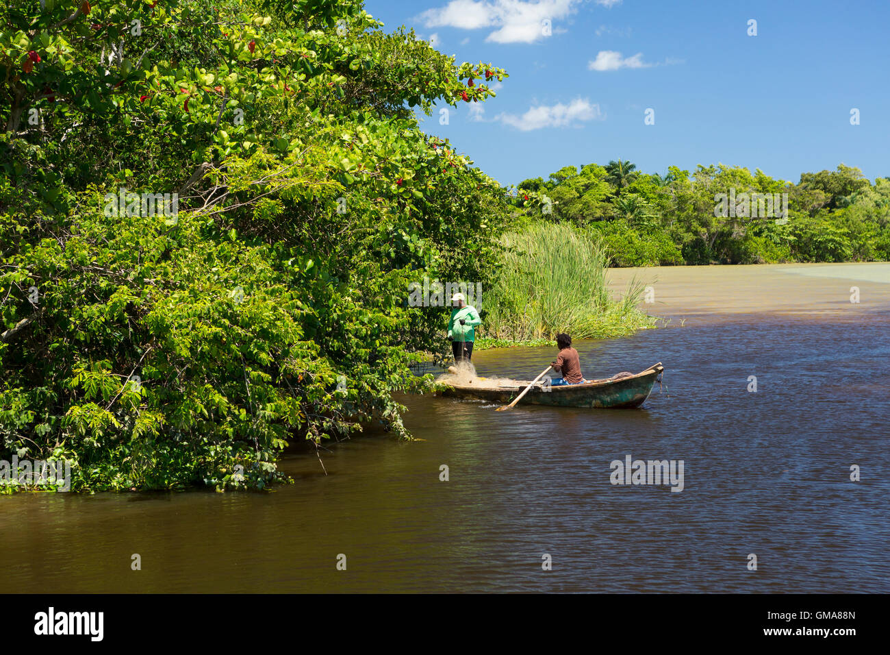 República Dominicana - Pescadores en lancha sobre el río Yasica Foto de stock
