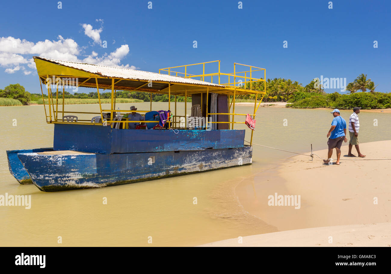 República Dominicana - Pontoon Boat para turistas en la desembocadura del río Yasica, cerca de Cabarete. Foto de stock