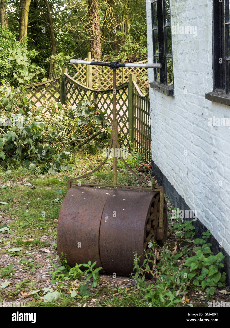Rodillo de metal antiguo jardín del fondo de la imagen Foto de stock