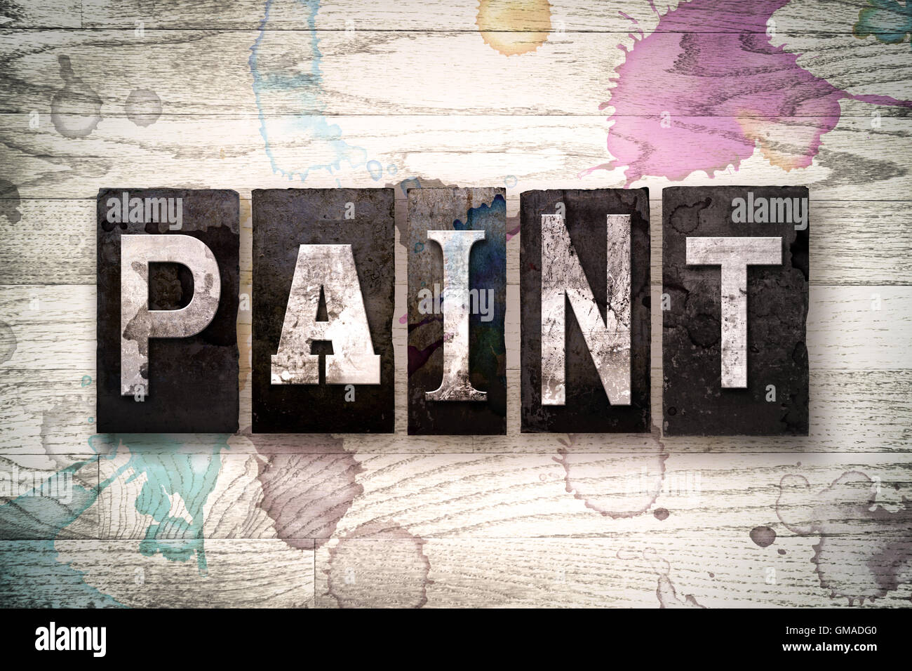 La palabra "Pintura" escrito en vintage de metal sucio tipografía sobre un  fondo de madera encaladas con tinta y manchas de pintura Fotografía de  stock - Alamy