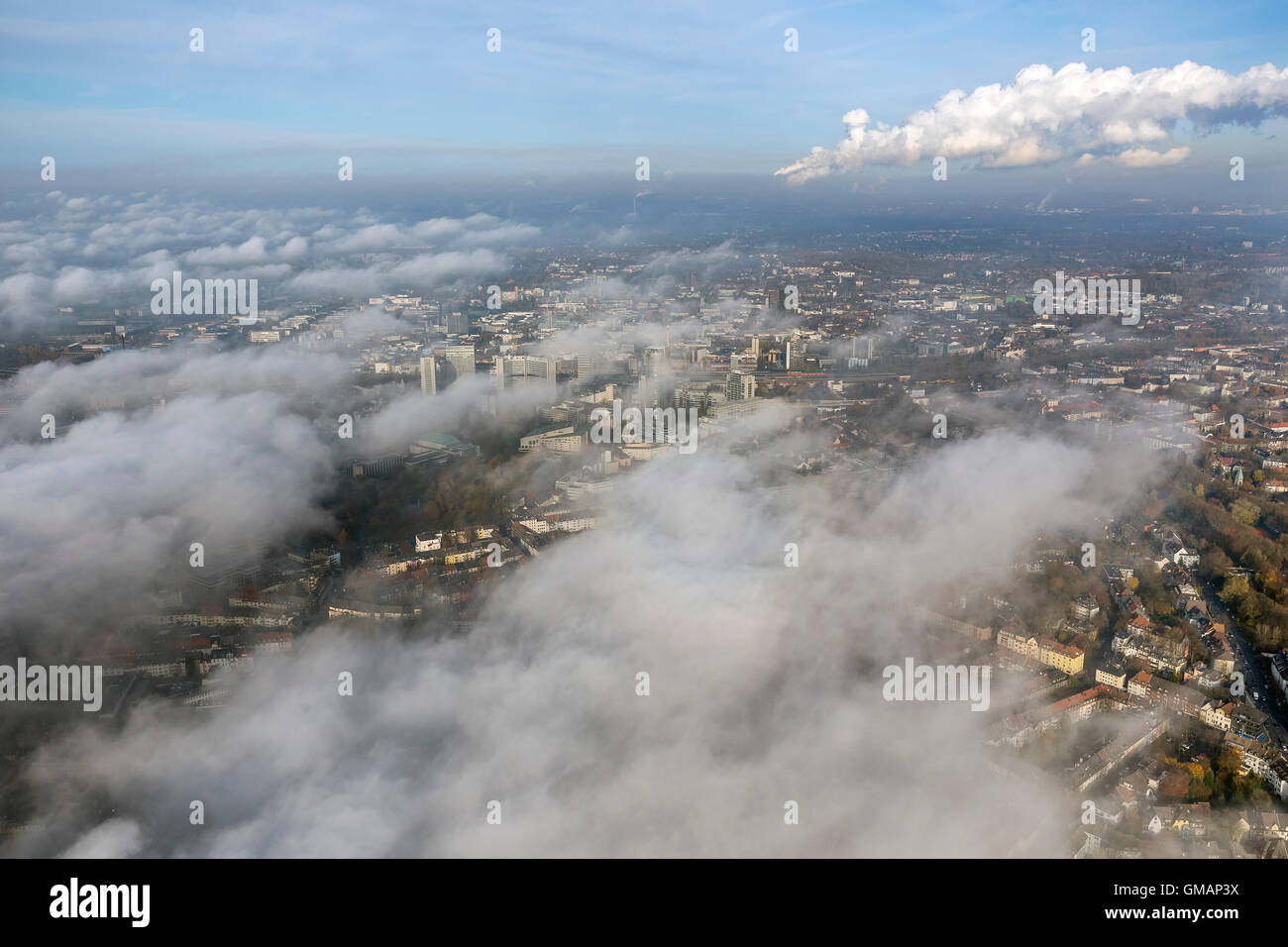Vista aérea, Ruettenscheid bajo las nubes, nubes de otoño por encima del centro de Essen, Essen, vista aérea de la región de Ruhr Foto de stock
