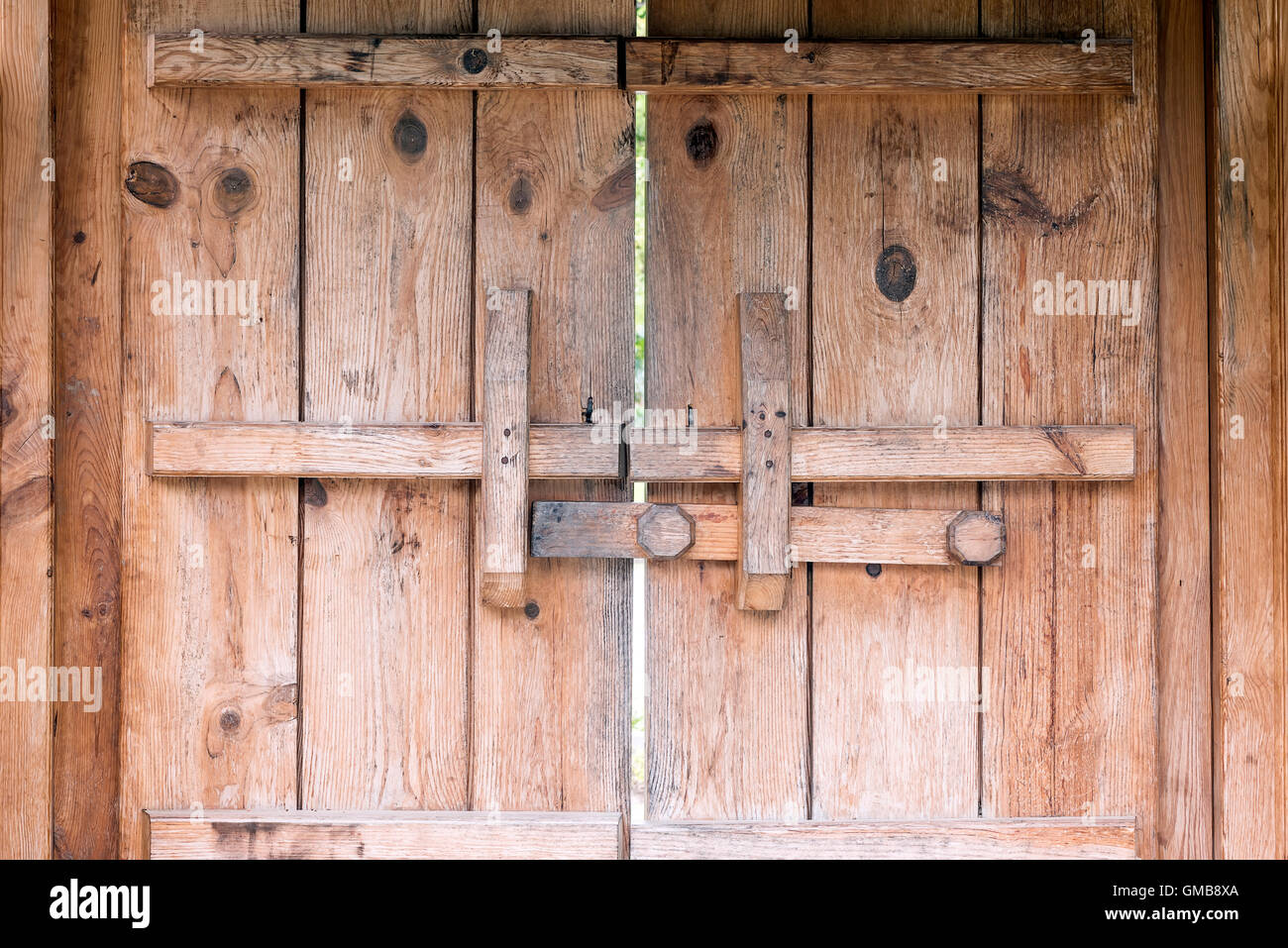 cierre de un joven caucásico instalando un bloqueador de puerta barra de  seguridad en la puerta blanca de su casa Fotografía de stock - Alamy