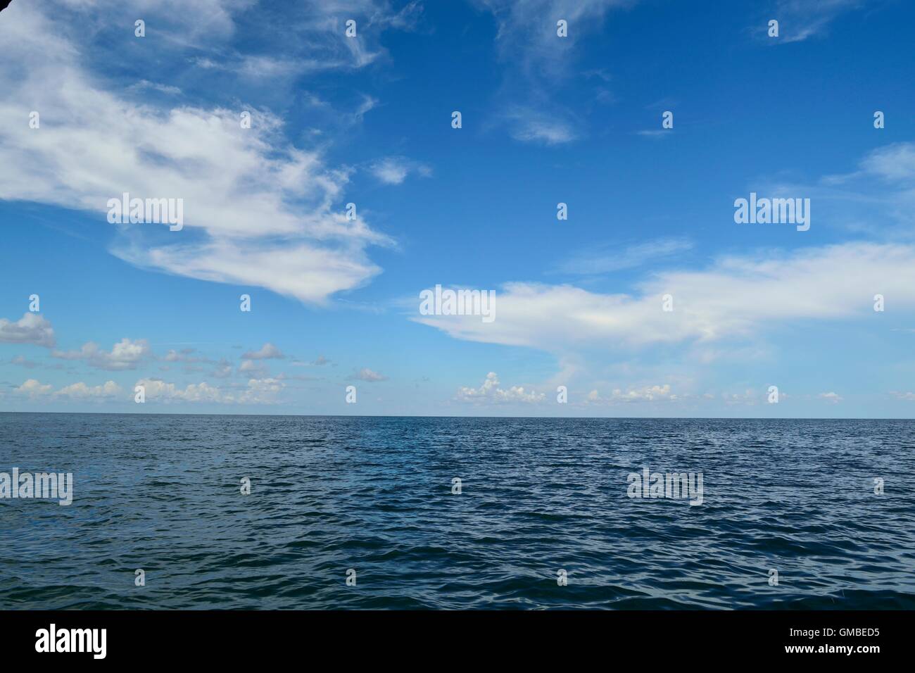 Hermoso cielo nublado sobre el Golfo de México. Foto de stock