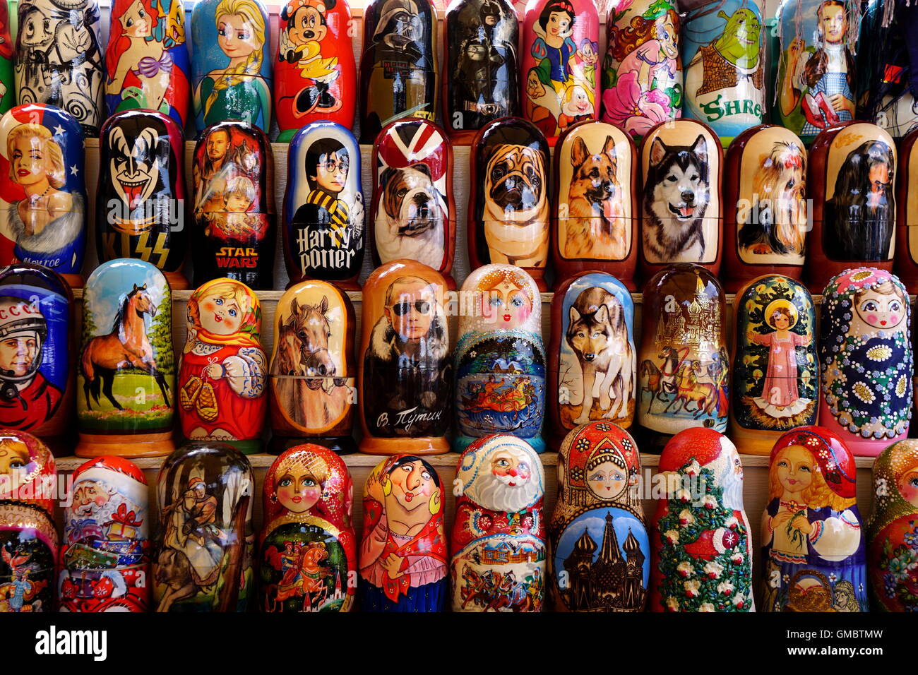 Muñecas rusas pintados a mano se vende en el mercado al aire libre en el centro de Anchorage, Alaska, EE.UU Fotografía de stock - Alamy