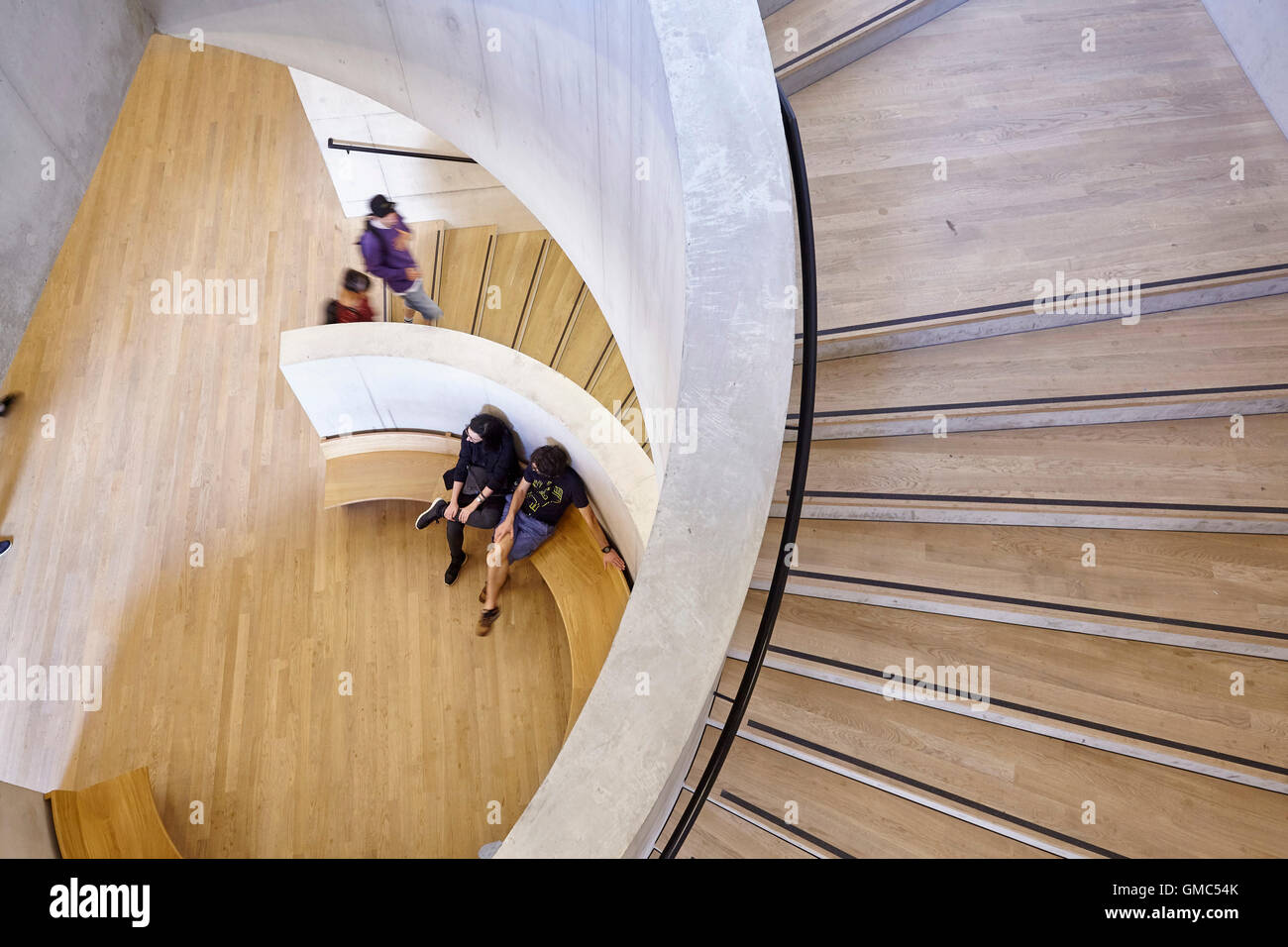 Gente sentada en el banquillo al pie de las escaleras, la gente la escalera  ascendente. Casa de interruptor en la Tate Modern de Londres, Reino Unido.  Arquitecto: Herzog & de Meuron, 2016