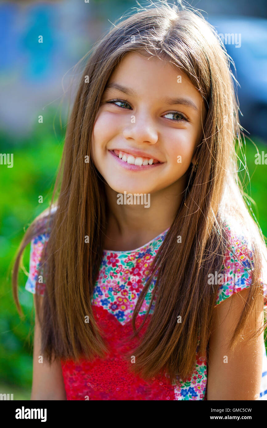Close Up retrato de una hermosa niña de nueve años en el parque de otoño Foto de stock