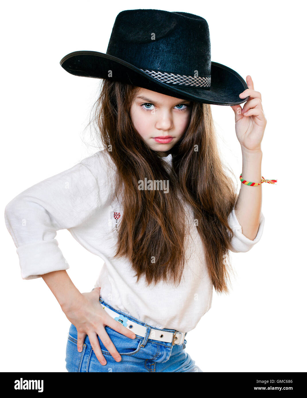 Retrato de una hermosa niña en un sombrero de vaquero negro blanco, estudio de antecedentes aislados Fotografía de stock - Alamy