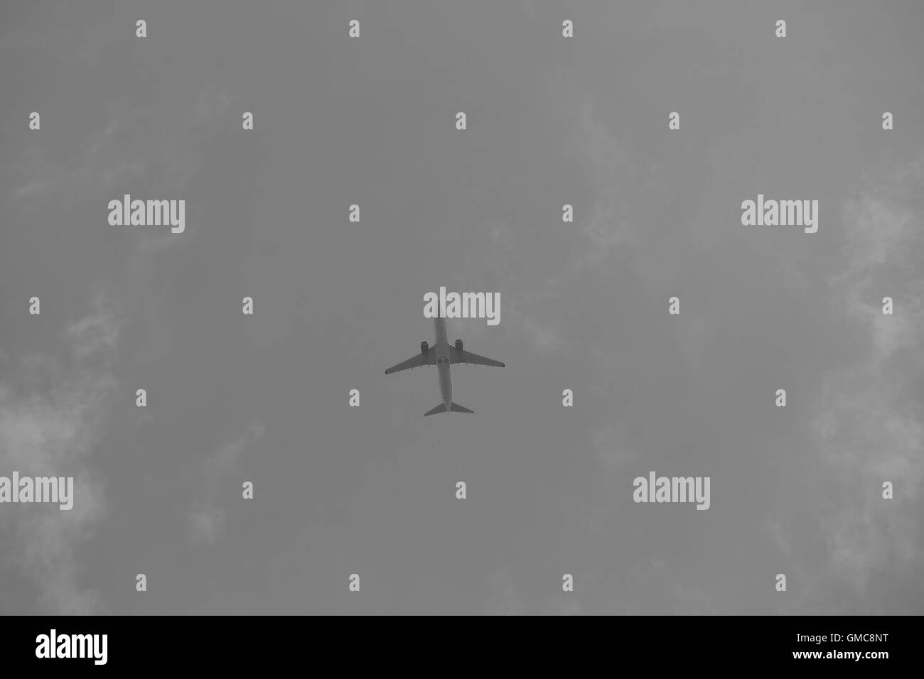 Aeronaves civiles cielo nuboso en blanco y negro. Foto de stock