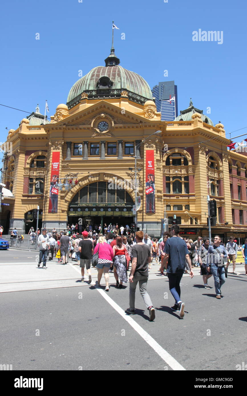 Los viajeros en la estación de tren de Flinders Street en Melbourne (Australia). Foto de stock