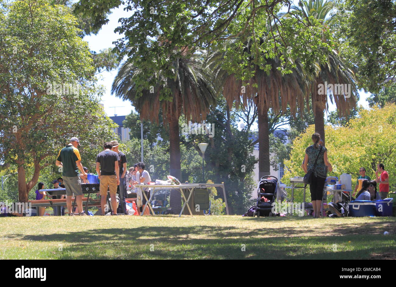 La gente local disfrutar de barbacoas en los Jardines Flagstaff en Melbourne (Australia). Foto de stock