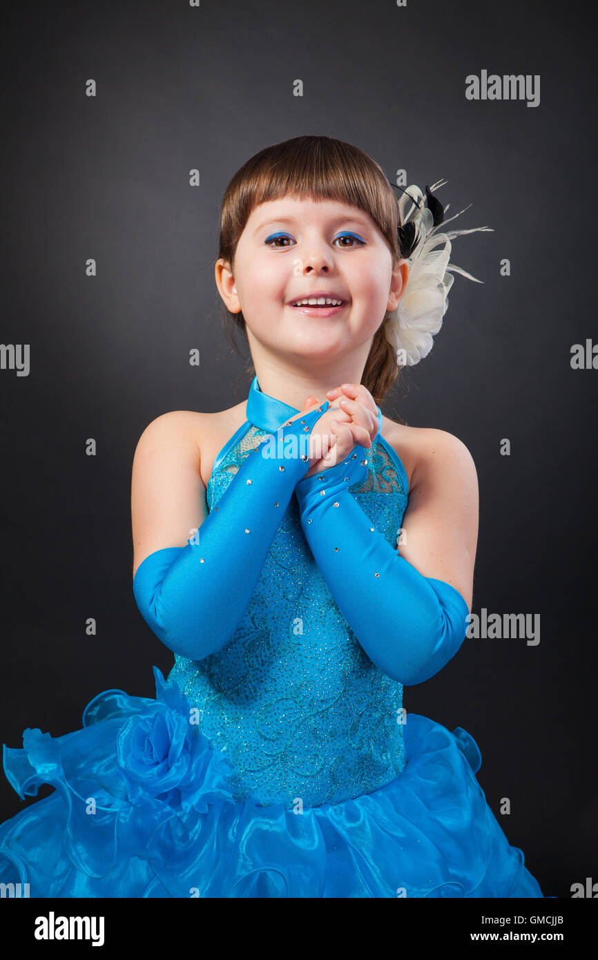 Vestido de cenicienta princesa niña fotografías e imágenes de alta  resolución - Página 2 - Alamy