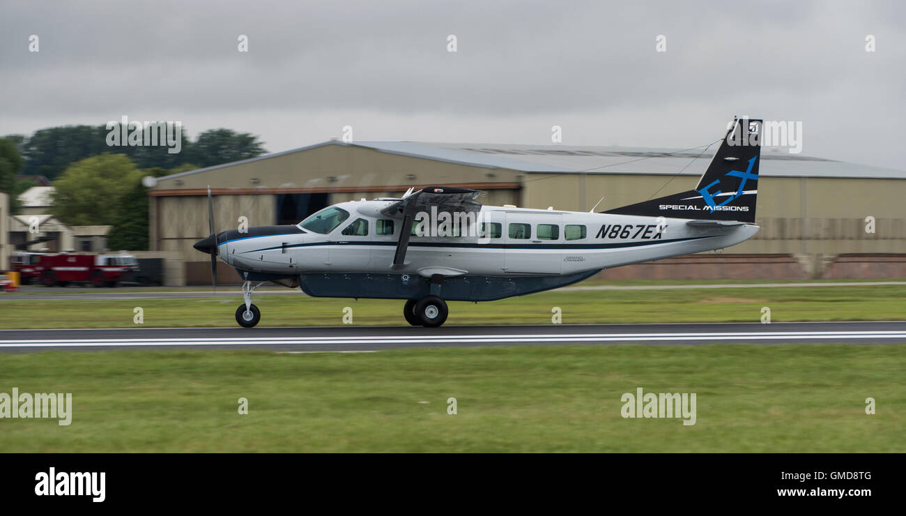 Cessna 208B Grand Caravan inicia su despegue rodar en la pista de aterrizaje en la RAF Fairford durante el 2016 Royal International Air Tattoo Foto de stock