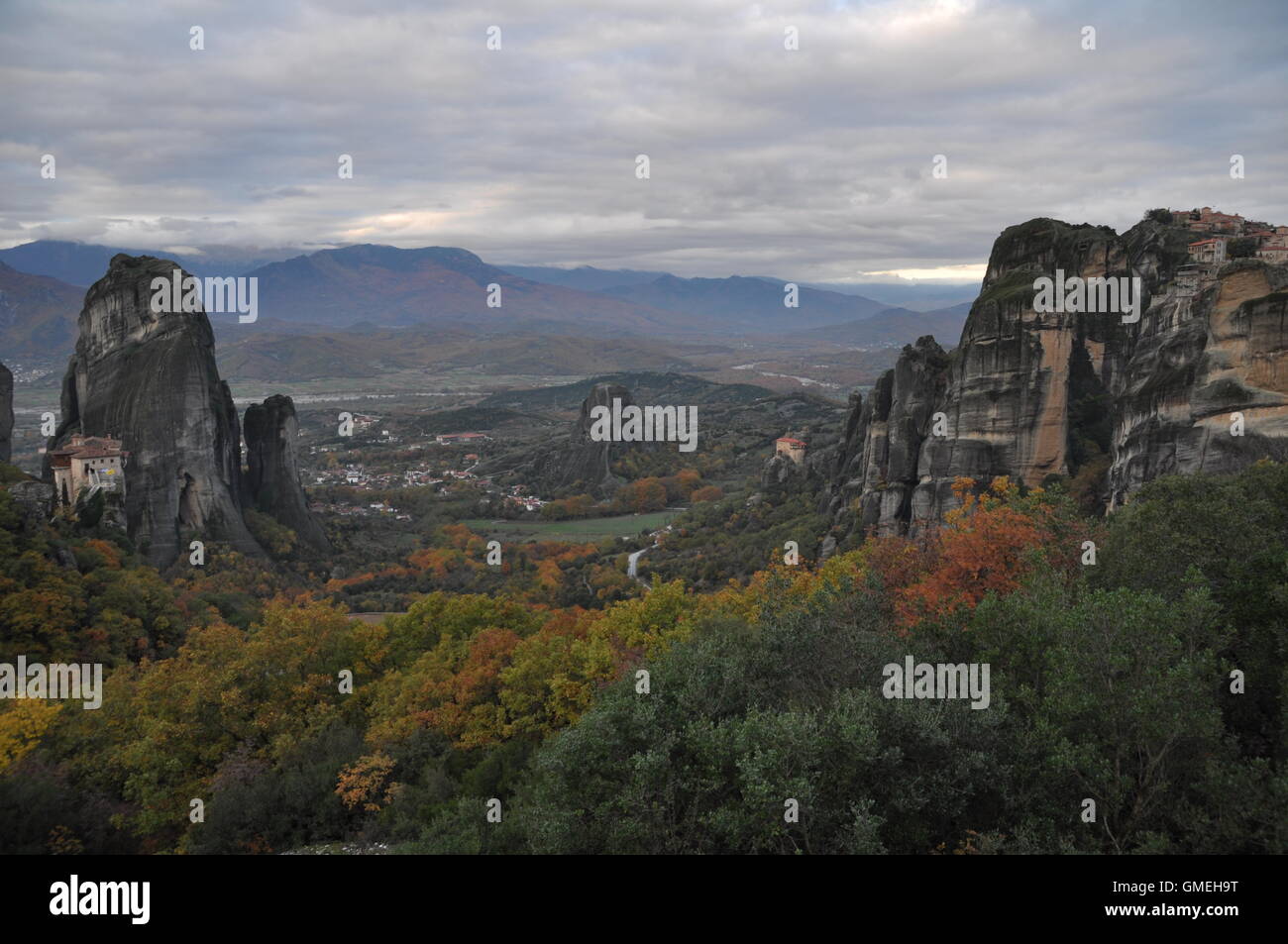 Rocas Meteora y monasterios, Grecia Foto de stock