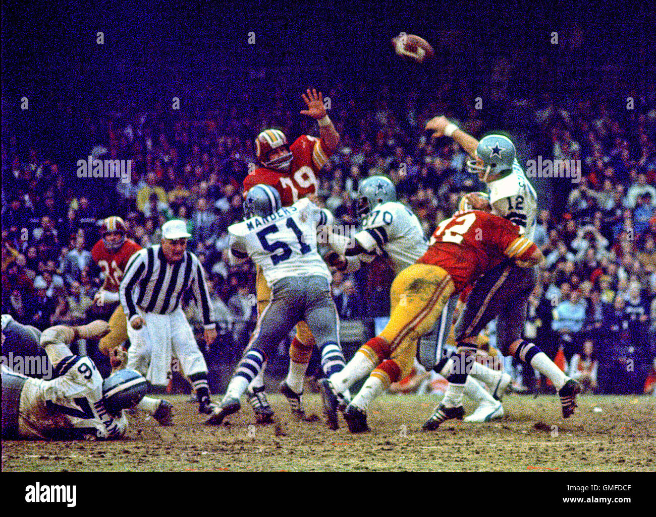 Diciembre 31, 1972 - Washington, Distrito de Columbia, Estados Unidos de  América - Dallas Cowboys quarterback Roger Staubach (12) es golpeado como  él suelta la pelota por Washington Redskins derecho frente defensivo