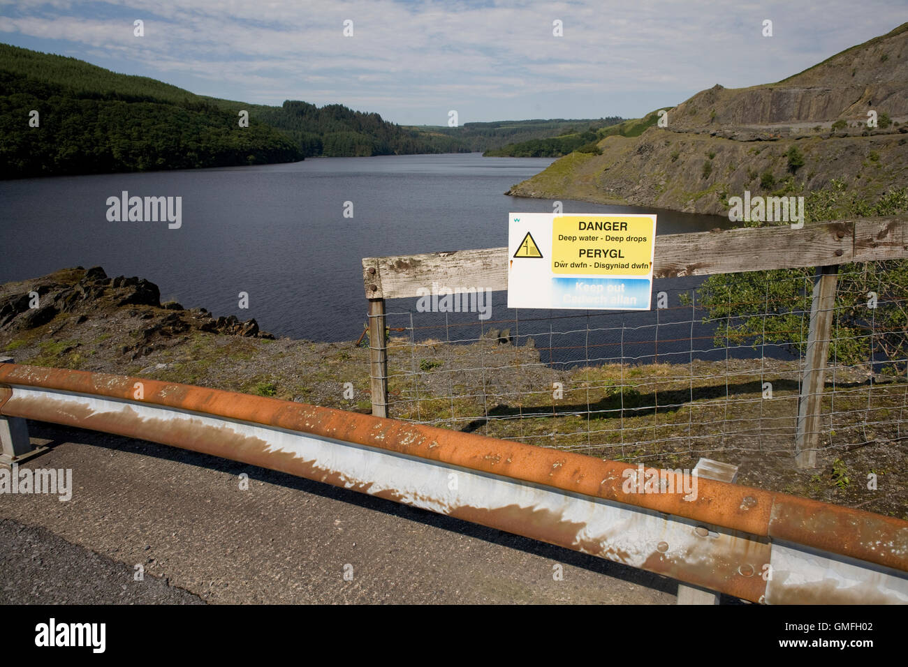 Señal de advertencia de aguas profundas en Llyn Brianne Foto de stock