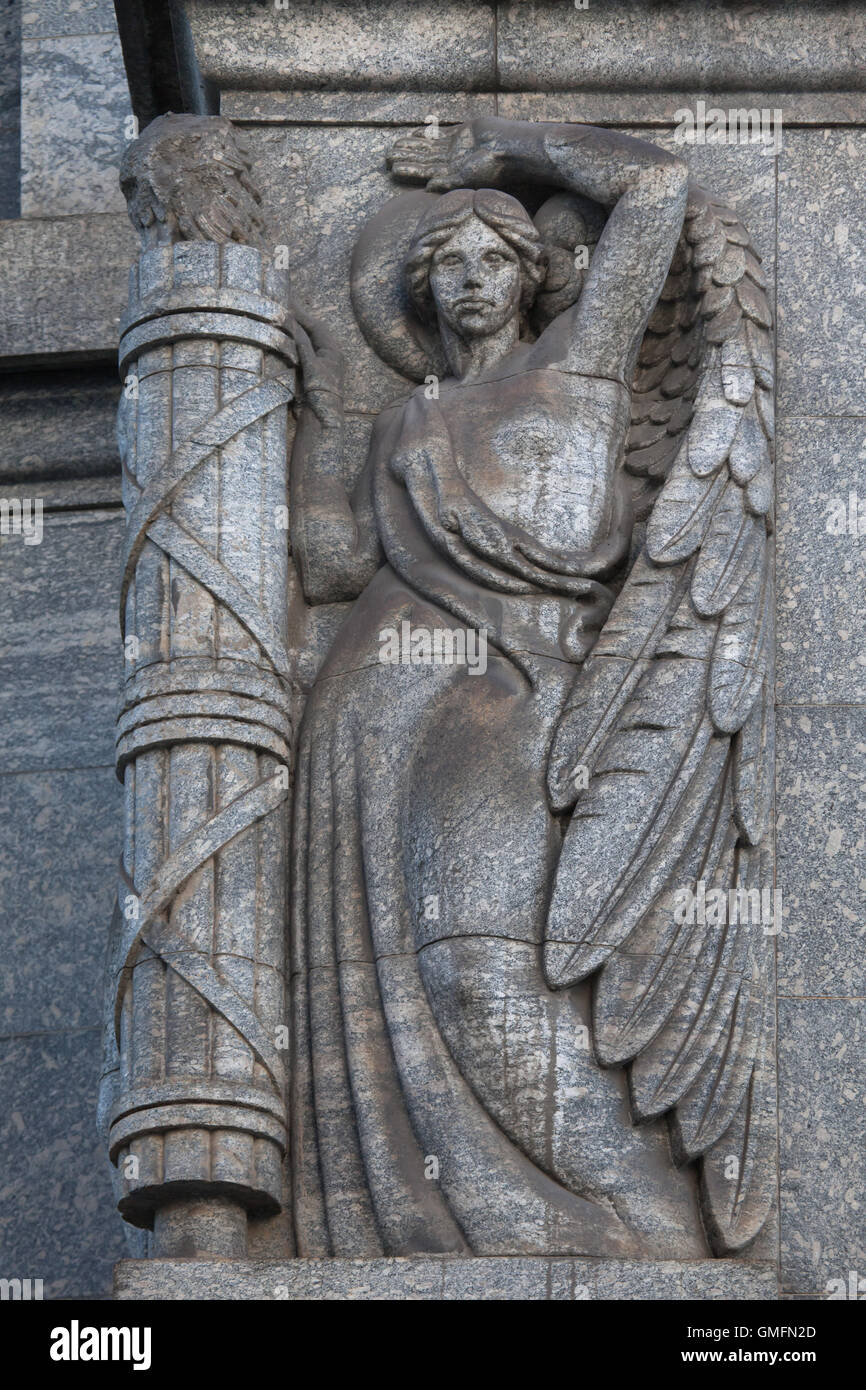 Angel con fasces fascista por el escultor italiano Antonio Maraini sobre la construcción del Istituto Nazionale della Previdenza Sociale en Piazza Giuseppe Missori en Milan, Italia. El edificio de la Cassa Nazionale delle assicurazioni sociali, ahora el Istituto Nazionale della Previdenza Sociale, fue diseñado por el arquitecto italiano Marcello Piacentini y construida en 1928-1931. Foto de stock