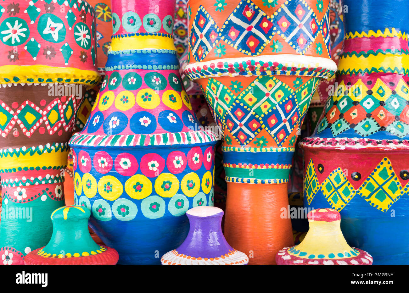 Vista frontal que muestra una composición artística colorida cerámica  artesanal jarrones pintados Fotografía de stock - Alamy