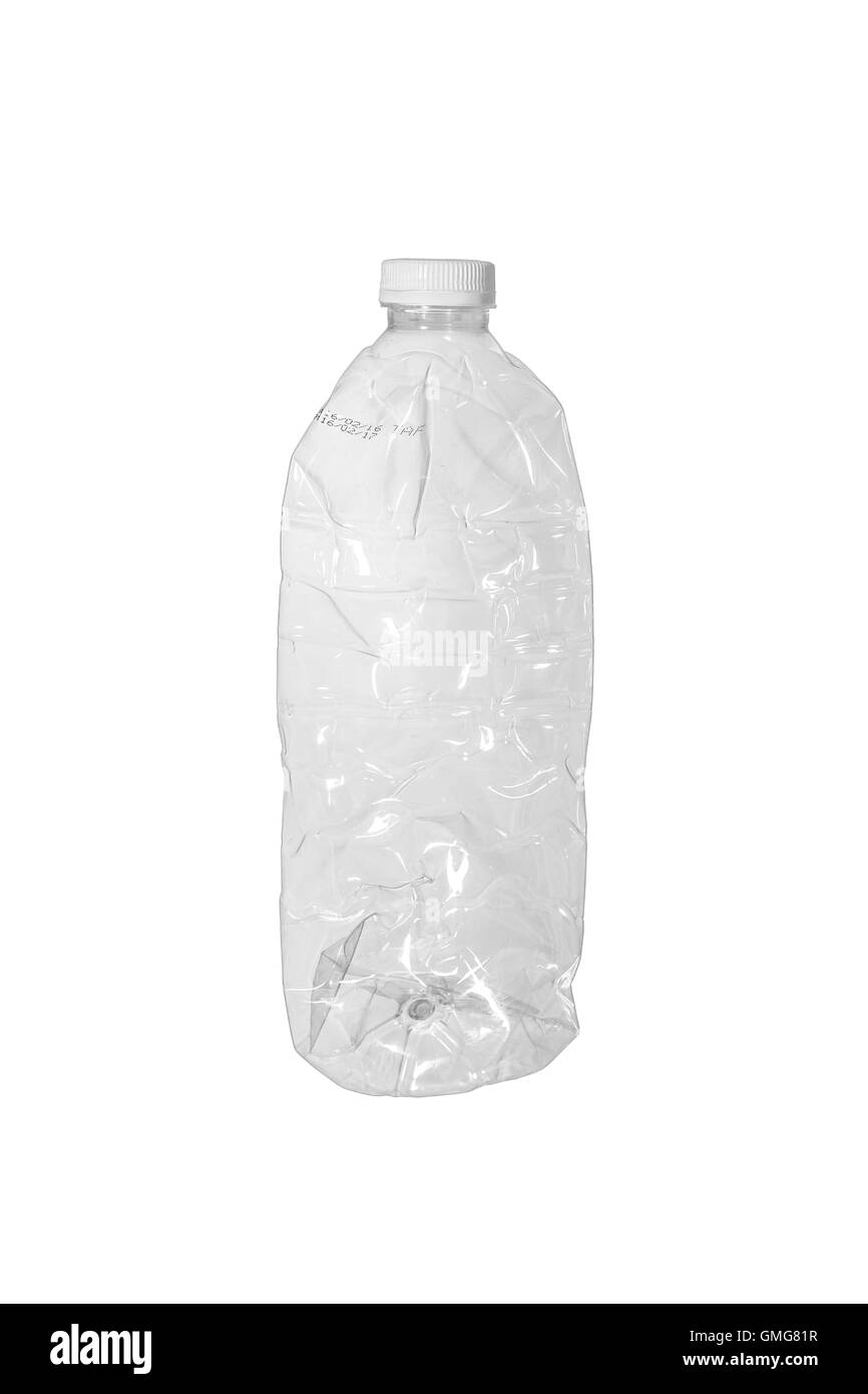Botella de plástico arrugado aislado sobre fondo blanco. Foto de stock