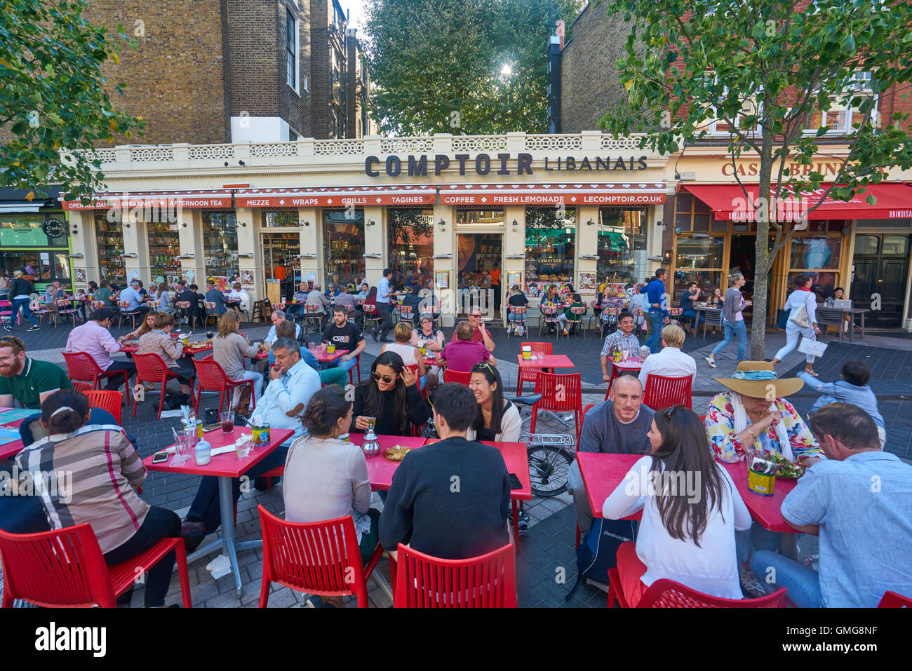 Cafe south kensington, el verano en Londres, mesas en el exterior Foto de stock