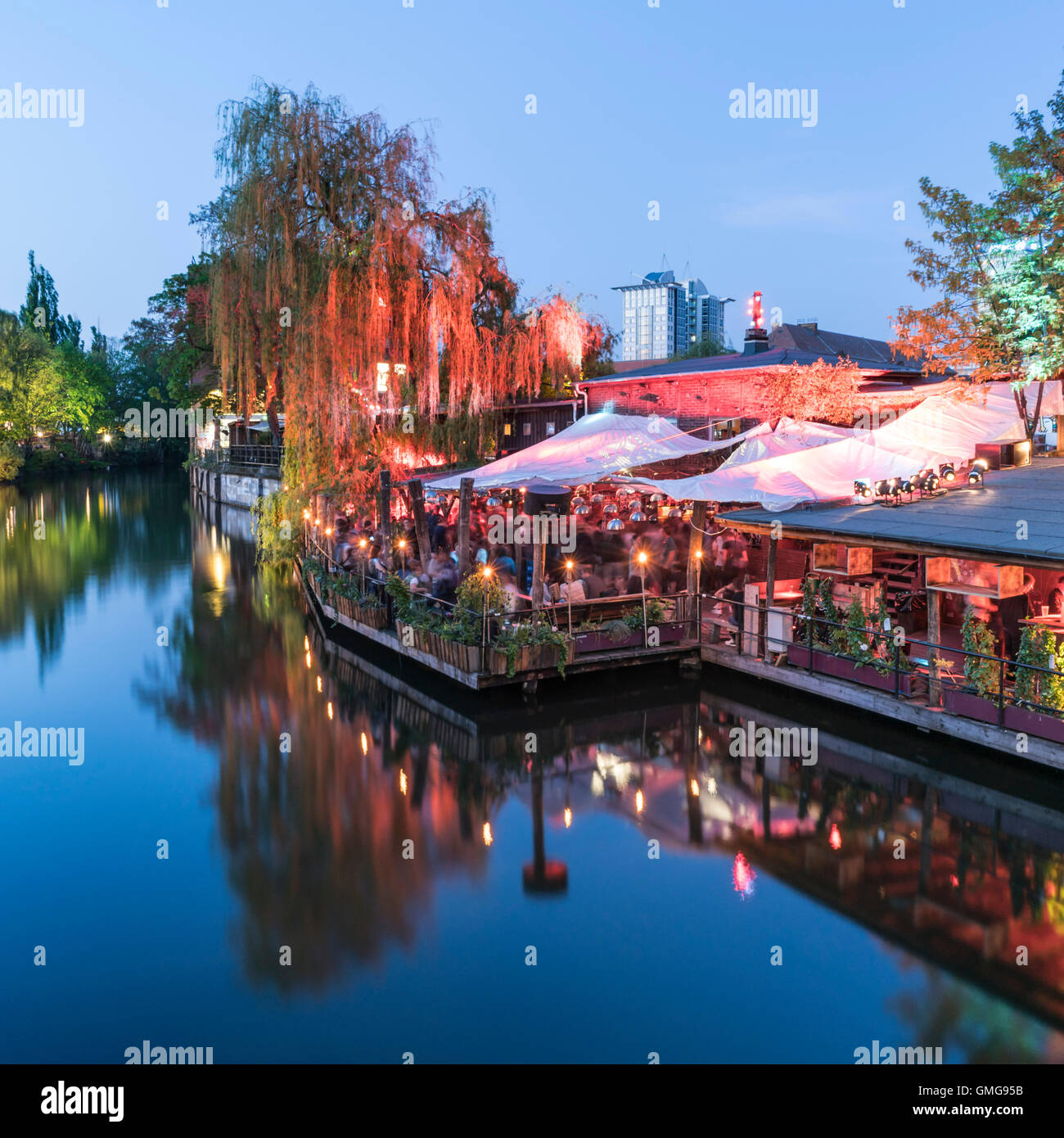 Clubes en el Spree Canal, Freischwimmer, Club der Visionaere, bar en la playa, Kreuzberg, Berlín Foto de stock