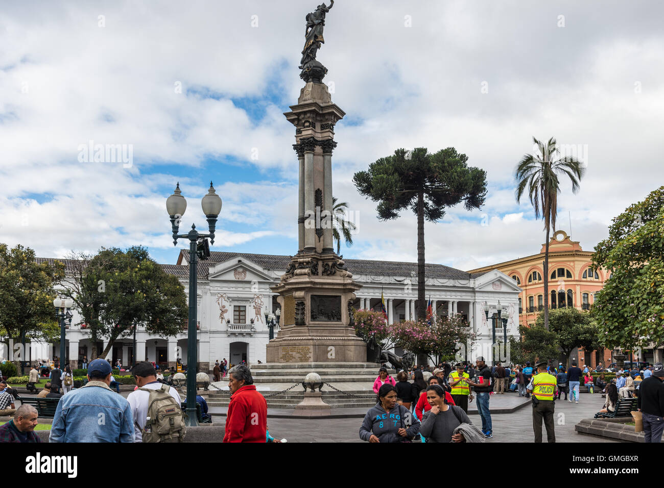 Los visitantes se reúnen alrededor de la Plaza de la Independencia en el centro histórico de la ciudad de Quito, Ecuador. Foto de stock