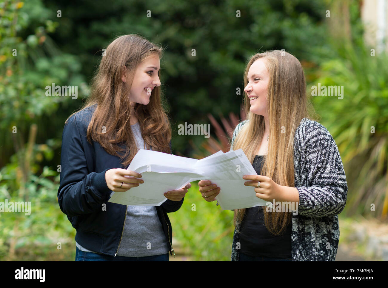 Dos mujeres niñas celebran su día los resultados de los exámenes GCSE en una escuela en Swansea, Gales del Sur. Foto de stock