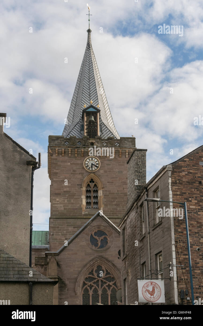 St John's Kirk la torre del reloj y el chapitel de plomo con carillón de campanas, Perth, Perthshire, Escocia, Reino Unido, Foto de stock