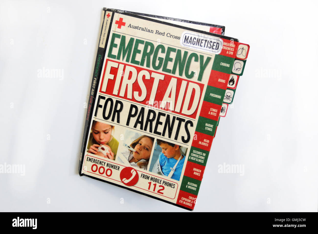 Libro de primeros auxilios para padres sobre la puerta del frigorífico Foto de stock