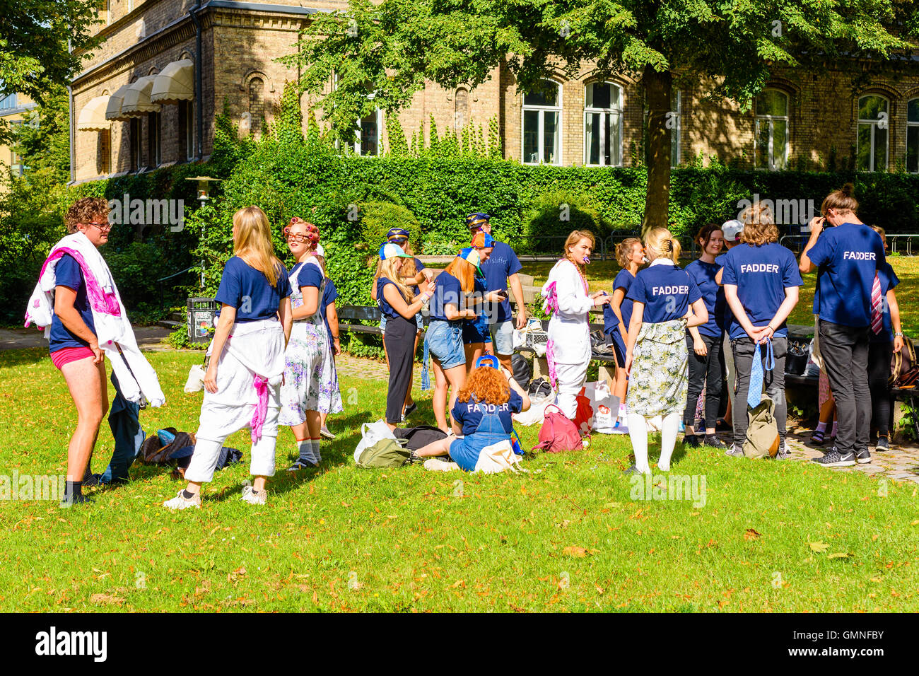 Lund, Suecia - Agosto 24, 2016: Los patrocinadores (Fadder) para la orientación del estudiante en la Universidad de Lund, reuniendo en el parque público de pre Foto de stock