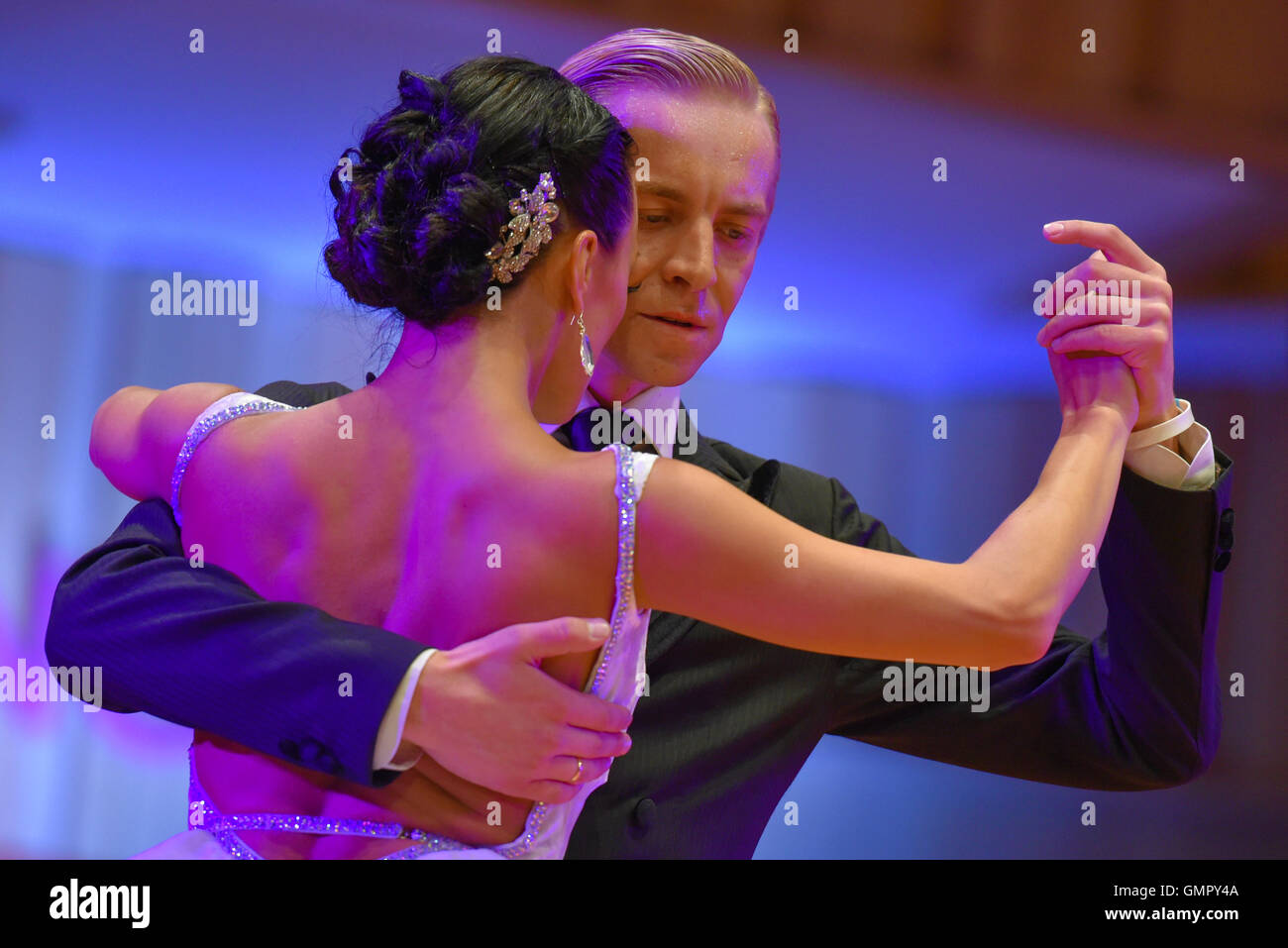 Buenos Aires, Argentina - 22 Ago 2016: Pareja toma parte en la ronda del Tango, durante la Copa Mundial de Baile de Tango. Foto de stock