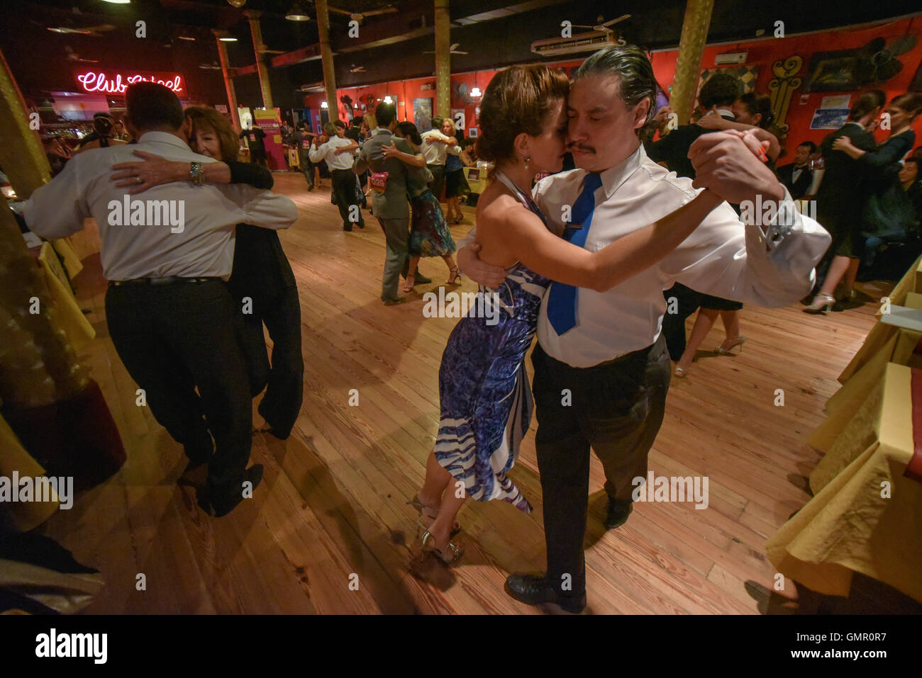 Buenos Aires, Argentina - 4 de mayo de 2016: Parejas tomar parte en la ronda del Tango, durante el Campeonato de Baile de Tango de la ciudad. Foto de stock