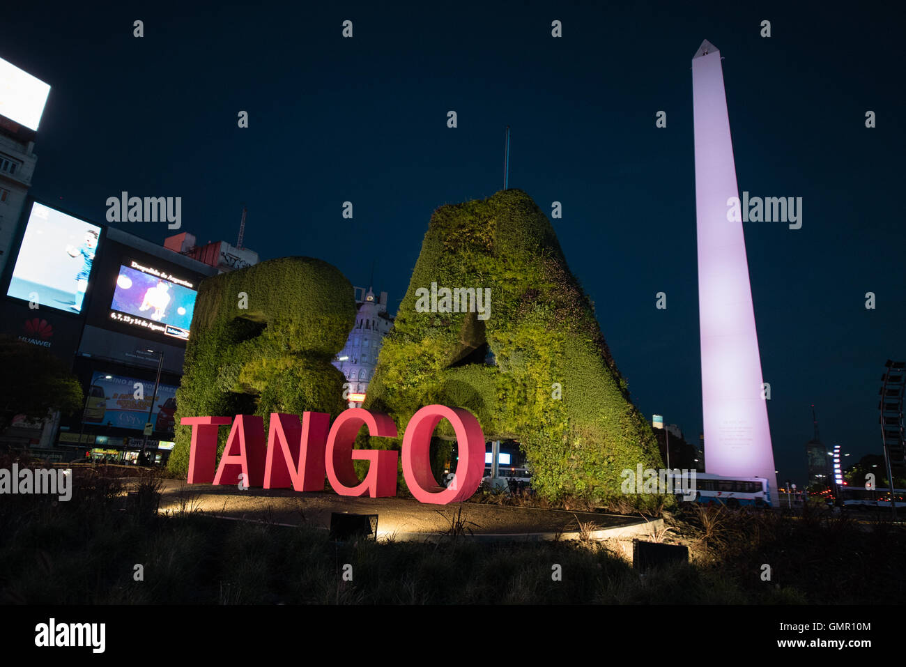 Buenos Aires, Argentina - 15 Aug 2016: Instalación de Tango frente al Obelisco. Foto de stock