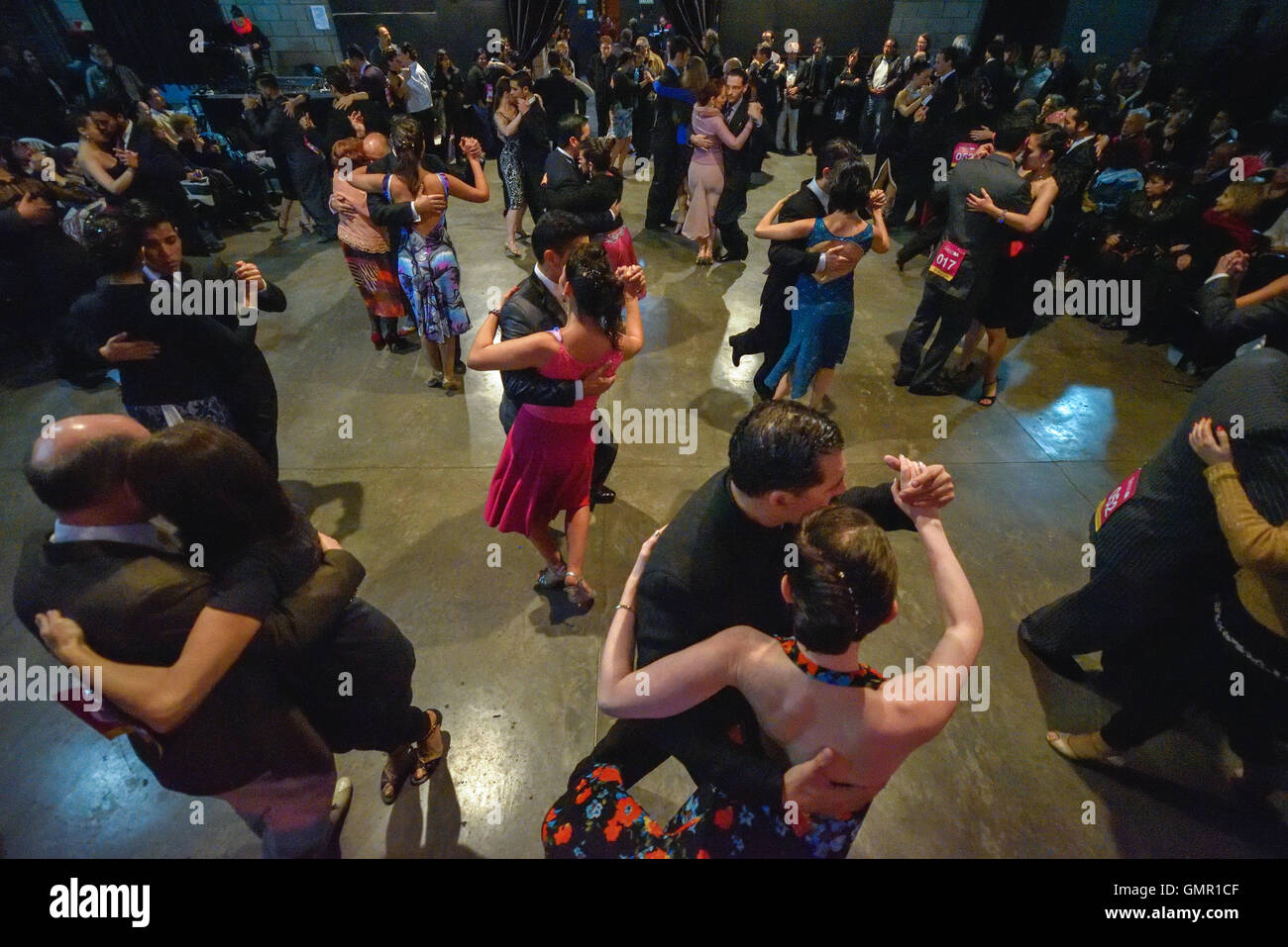 Buenos Aires, Argentina - 10 de mayo de 2016: Parejas tomar parte en la ronda del Tango, durante el Campeonato de Baile de Tango de la ciudad. Foto de stock