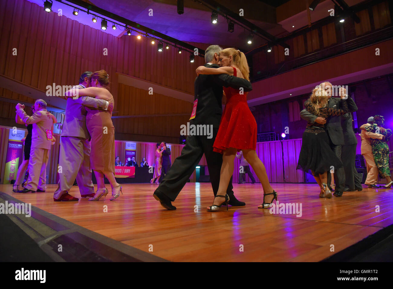 Buenos Aires, Argentina - 22 Ago 2016: Parejas tomar parte en la ronda del Tango, durante la Copa Mundial de Baile de Tango. Foto de stock