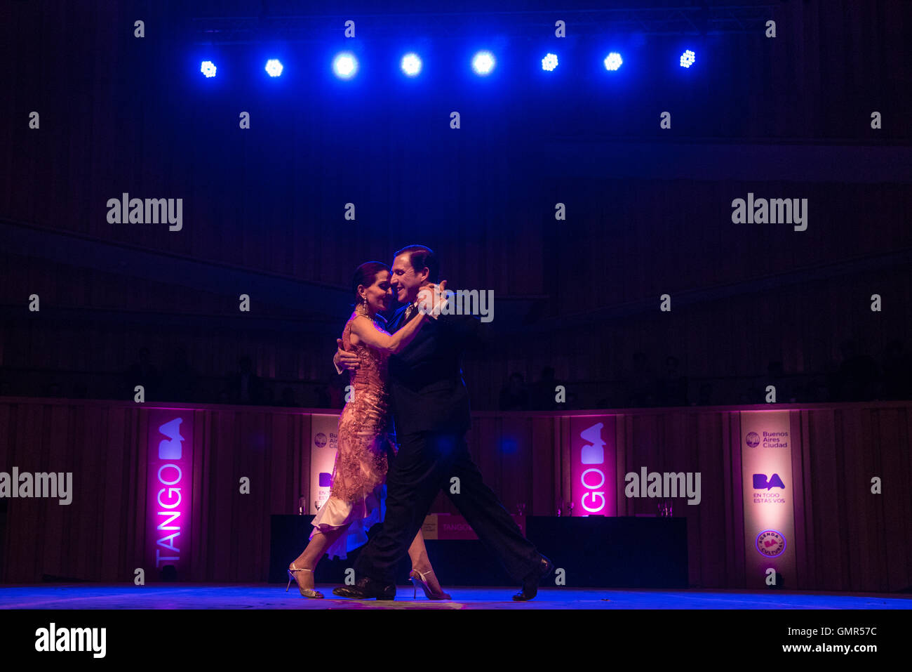 Buenos Aires, Argentina - 14 de mayo de 2016: la pareja realiza durante el Campeonato de Baile de Tango de la ciudad. Foto de stock