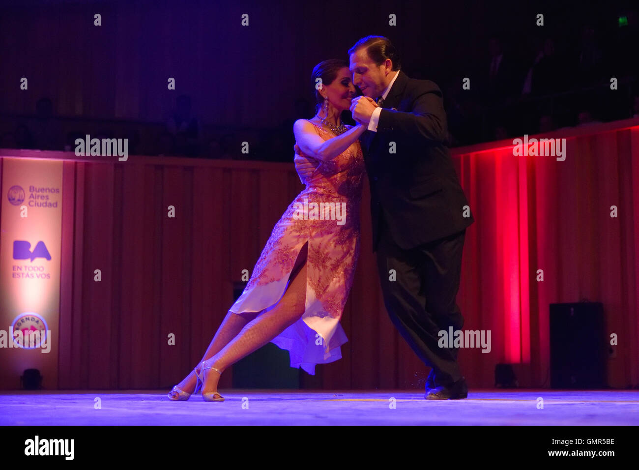 Buenos Aires, Argentina - 14 de mayo de 2016: la pareja realiza durante el Campeonato de Baile de Tango de la ciudad. Foto de stock