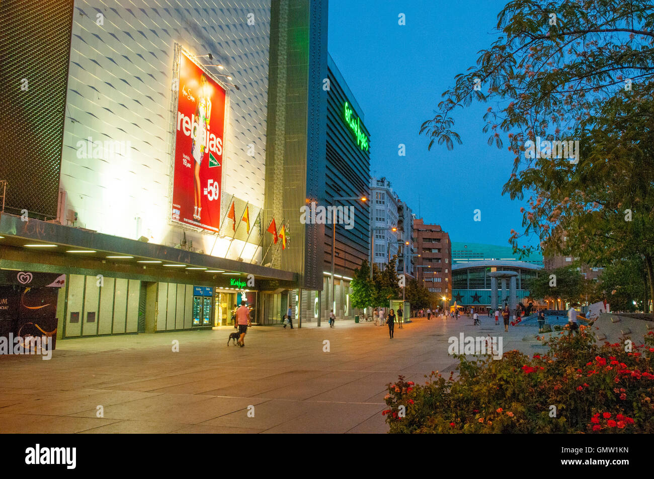 Fachada del centro comercial El Corte Ingles, la vista de noche. Avenida Felipe II, Madrid, España. Foto de stock