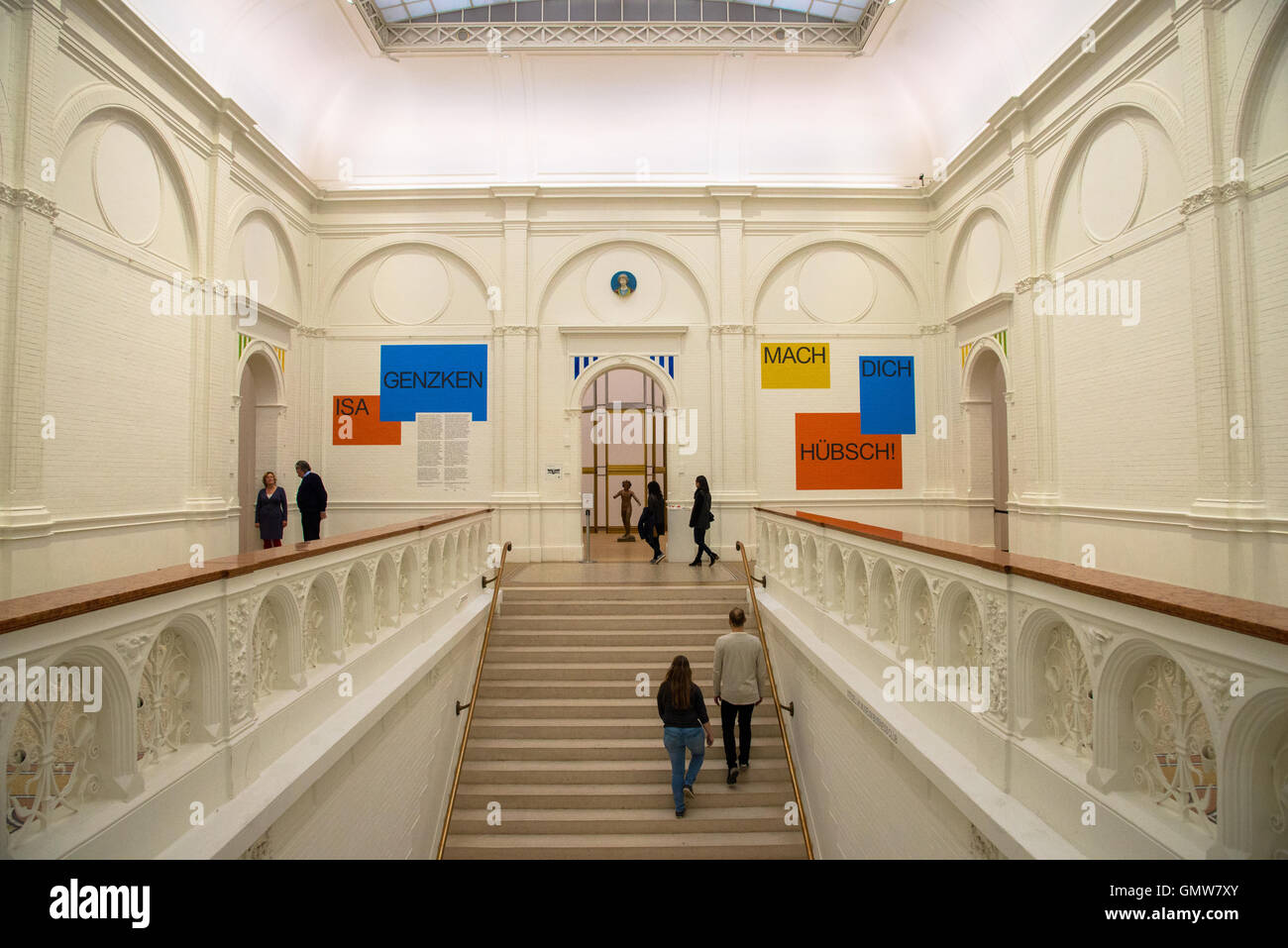 Los visitantes en el hall central, en el Stedelijk Museum de Amsterdam Foto de stock