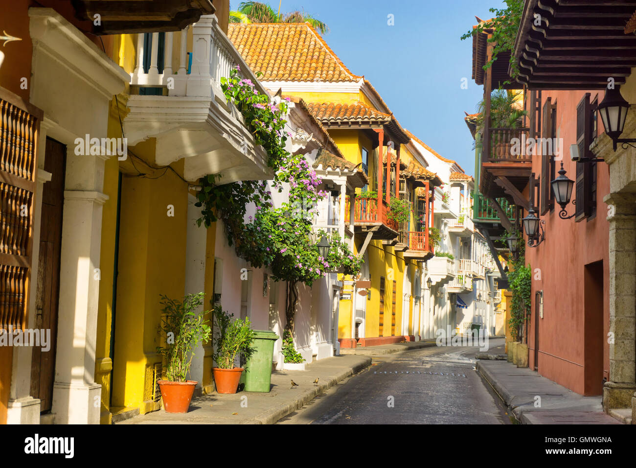Vista de una hermosa calle colonial en la ciudad de Cartagena de Indias, Colombia Foto de stock