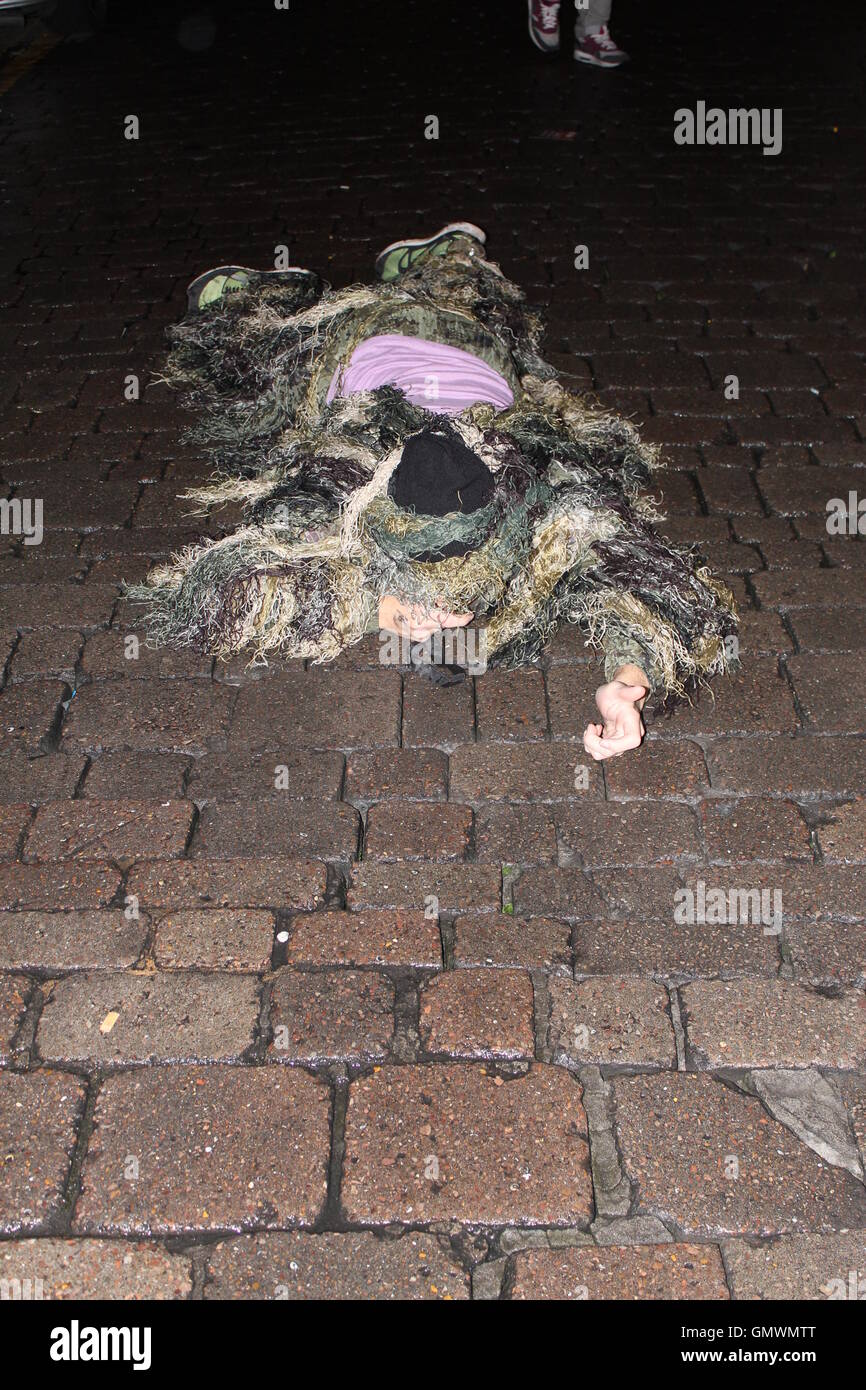 Disfraces de Halloween, vestirse, fiesta, la calle de adoquines en el piso  Fotografía de stock - Alamy