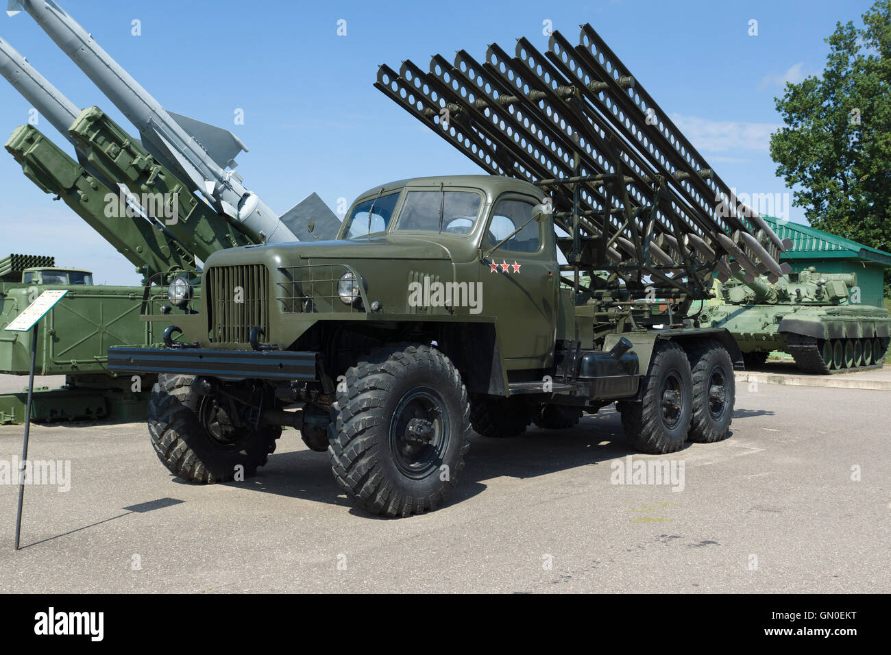 Potentes productos de la industria militar se usan para defensa y ataque Foto de stock