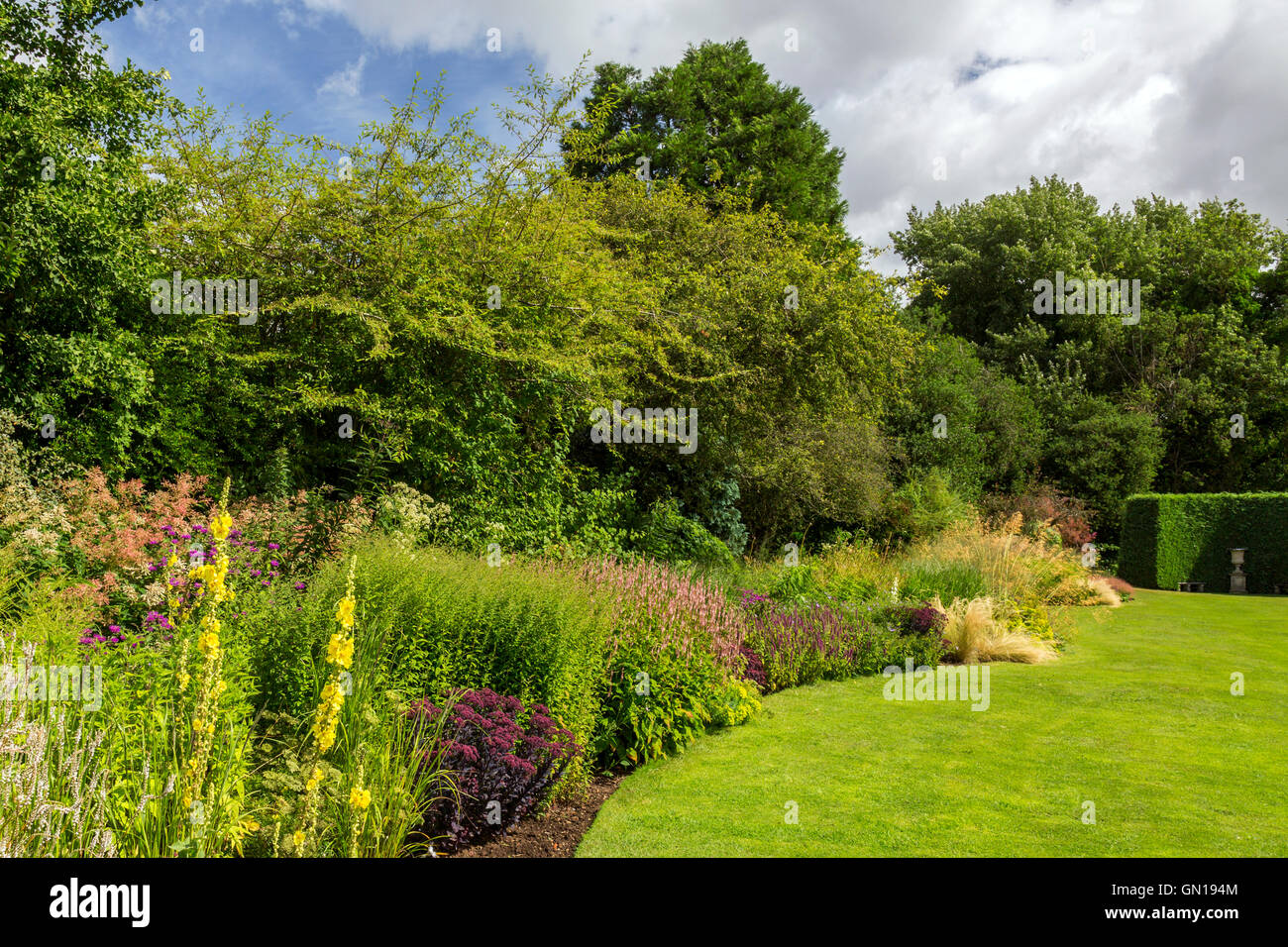 Uno de los bien surtida y coloridos jardines de Herbáceas fronteras en Waterperry, Oxfordshire, Inglaterra, Reino Unido. Foto de stock