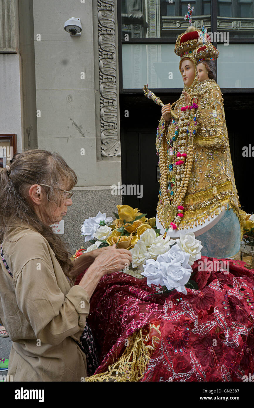 Una mujer decorando la estatua de Nuestra Señora de la buena salud Vallankanni en el Desfile del Día del Indio de 2016 en la Ciudad de Nueva York. Foto de stock