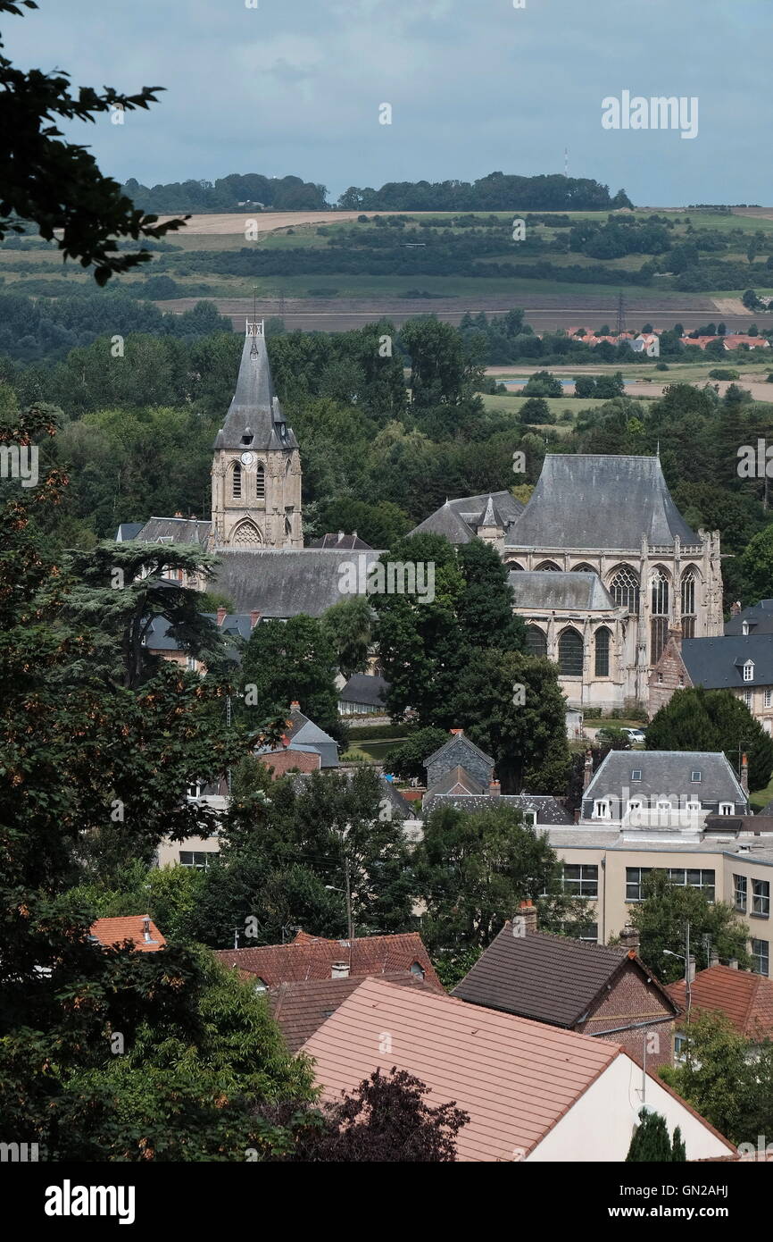 Este punto de vista incorpora la ciudad de argumenta-la-Bataille, Normandía, la iglesia es la Église Notre-Dame-de-l'Assomption d'Arques-la-Bataille. Foto de stock