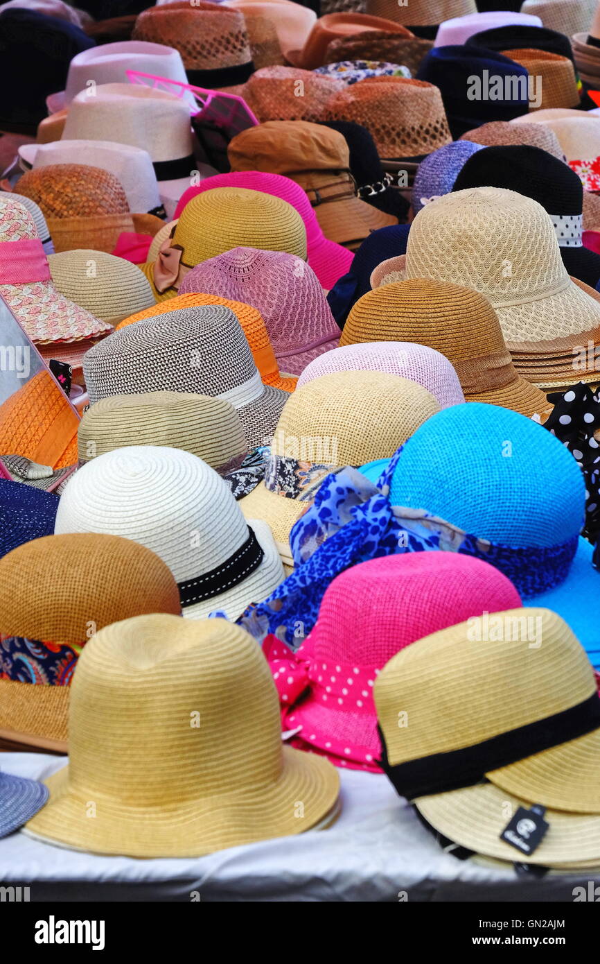 El sombrero calado, muchos sombreros en muchos colores esperan su cabeza! Foto de stock