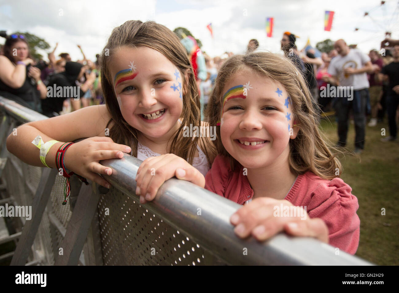 Dos jóvenes cara pintada niñas viendo el coronel Mostaza a los fanáticos de la música en el festival de música de los campos eléctricos en el castillo de Drumlanrig, Dumfries y Galloway, Escocia. Foto de stock