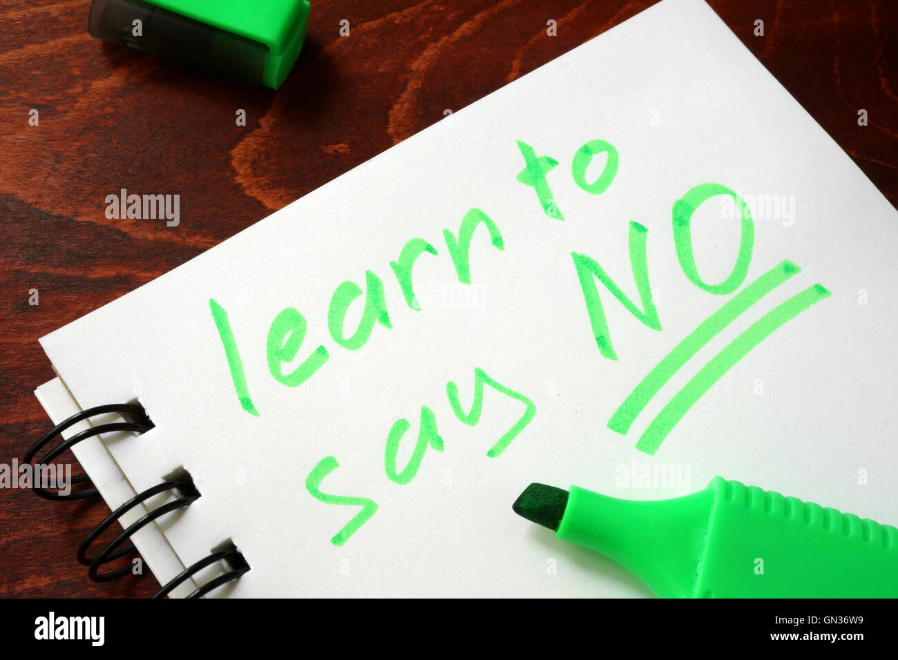 Firmar aprender a decir que no en un portátil. Concepto de motivación. Foto de stock